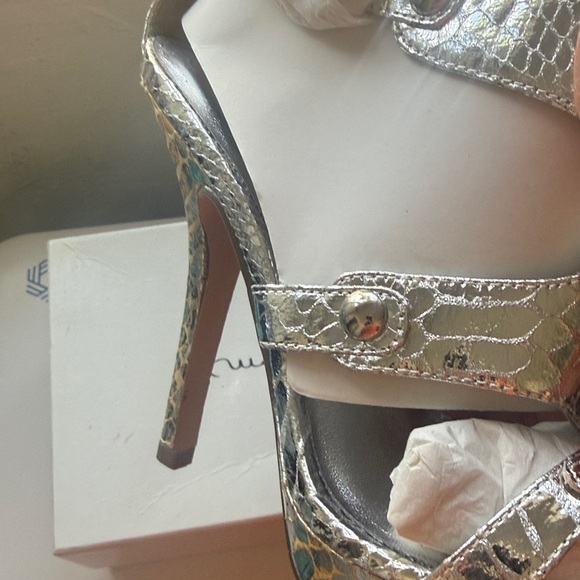 Delicious Brand Silver Metallic Platform Hi Heel Sandals, Size 7. - Picture 4 of 10